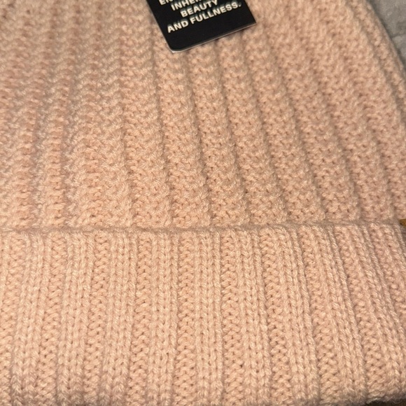 Timberland tan ribbed knit, fleece lined hat with furry Pom on top, new - Picture 2 of 8